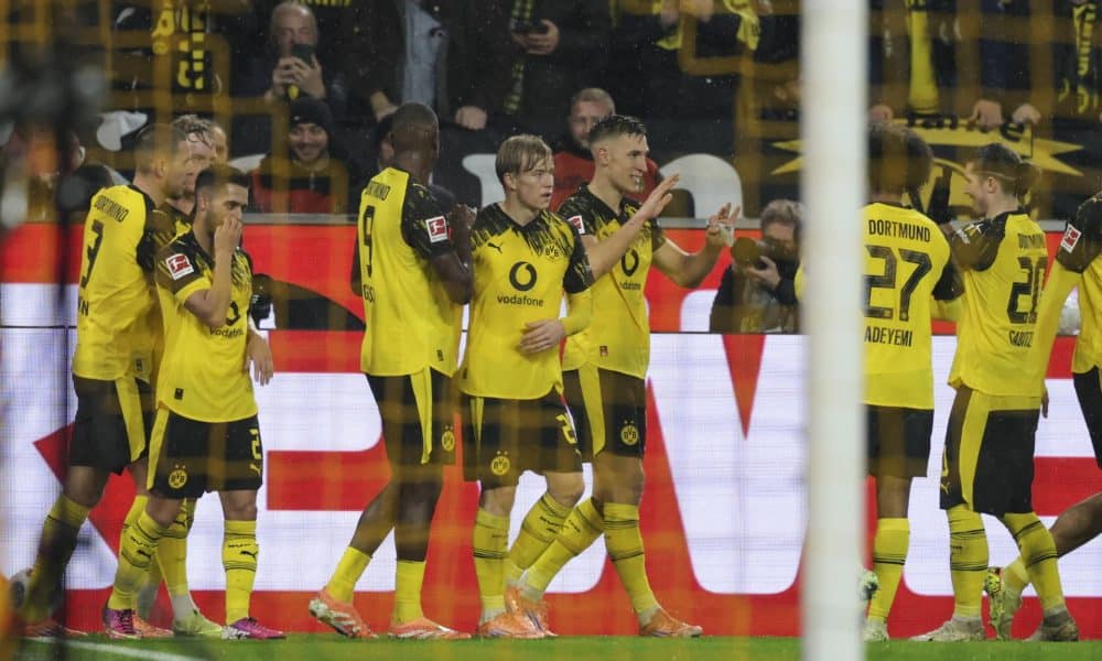 El central del Dortmund Nico Schlotterbeck celebra con sus compañeros el 2-0 durante el partido de la Bundesliga que han jugado Borussia Dortmund y TSG Hoffenheim en Dortmund, Alemania. EFE/EPA/CHRISTOPHER NEUNDORF