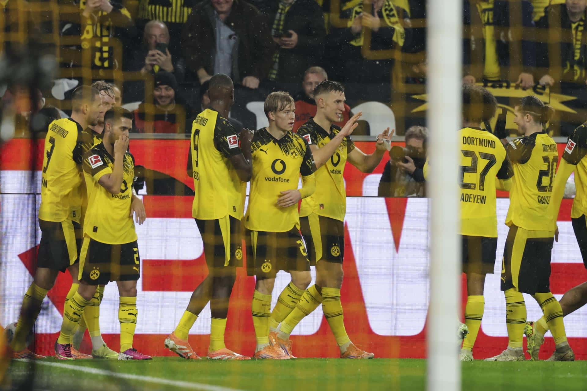 El central del Dortmund Nico Schlotterbeck celebra con sus compañeros el 2-0 durante el partido de la Bundesliga que han jugado Borussia Dortmund y TSG Hoffenheim en Dortmund, Alemania. EFE/EPA/CHRISTOPHER NEUNDORF