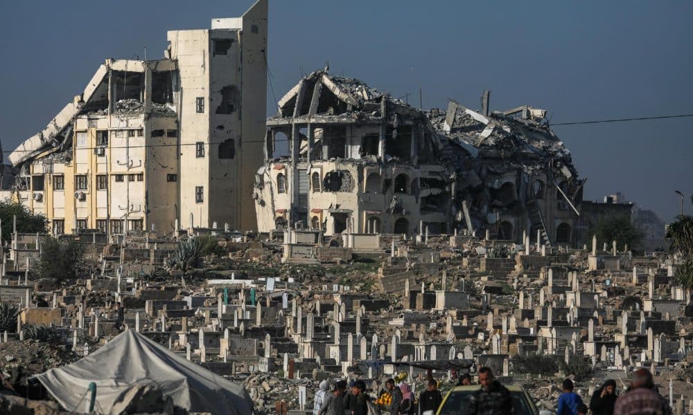Imagen de los restos de un cementerio en Gaza. EFE/EPA/MOHAMMED SABER