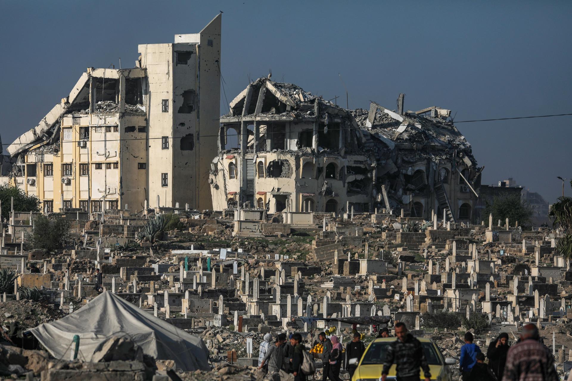 Imagen de los restos de un cementerio en Gaza. EFE/EPA/MOHAMMED SABER
