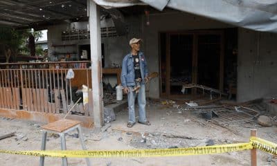 Surin province (Thailand), 10/12/2025.- Fotografía de archivo que muestra a un residente de un poblado fronterizo de Tailandia, afectado por los enfrentamientos con Camboya. EFE/EPA/RUNGROJ YONGRIT