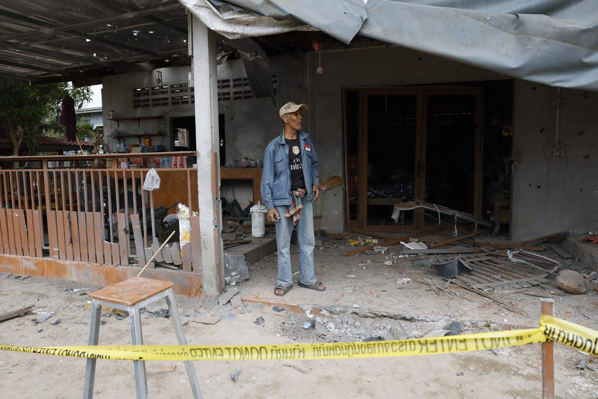 Surin province (Thailand), 10/12/2025.- Fotografía de archivo que muestra a un residente de un poblado fronterizo de Tailandia, afectado por los enfrentamientos con Camboya. EFE/EPA/RUNGROJ YONGRIT