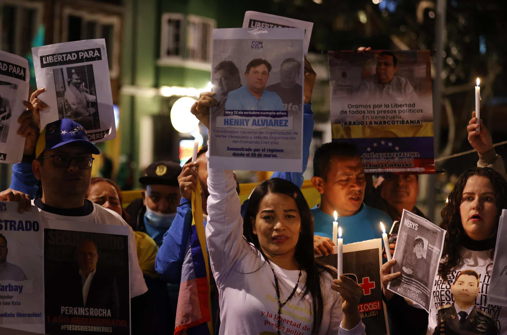 Personas sostienen carteles y velas durante la manifestación 'Marcha por la Paz y la Libertad' que exige la liberación de presos políticos en Venezuela este miércoles, en Bogotá (Colombia). EFE/ Mauricio Dueñas Castañeda