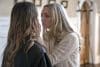 Fotograma cedido por Lionsgate donde aparece Sydney Sweeney (i) como Millie Calloway y Amanda Seyfried (d) como Nina Winchester, durante una escena de la película 'The Housemaid' que se estrena este viernes en las salas de cine.EFE/ Daniel Mcfadden