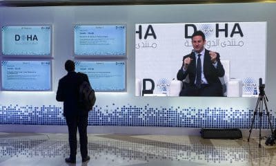 Un hombre mira la programación del Foro de Doha en las pantallas del vestíbulo, duarnte el Foro de Doha.
EFE/I. Jiménez