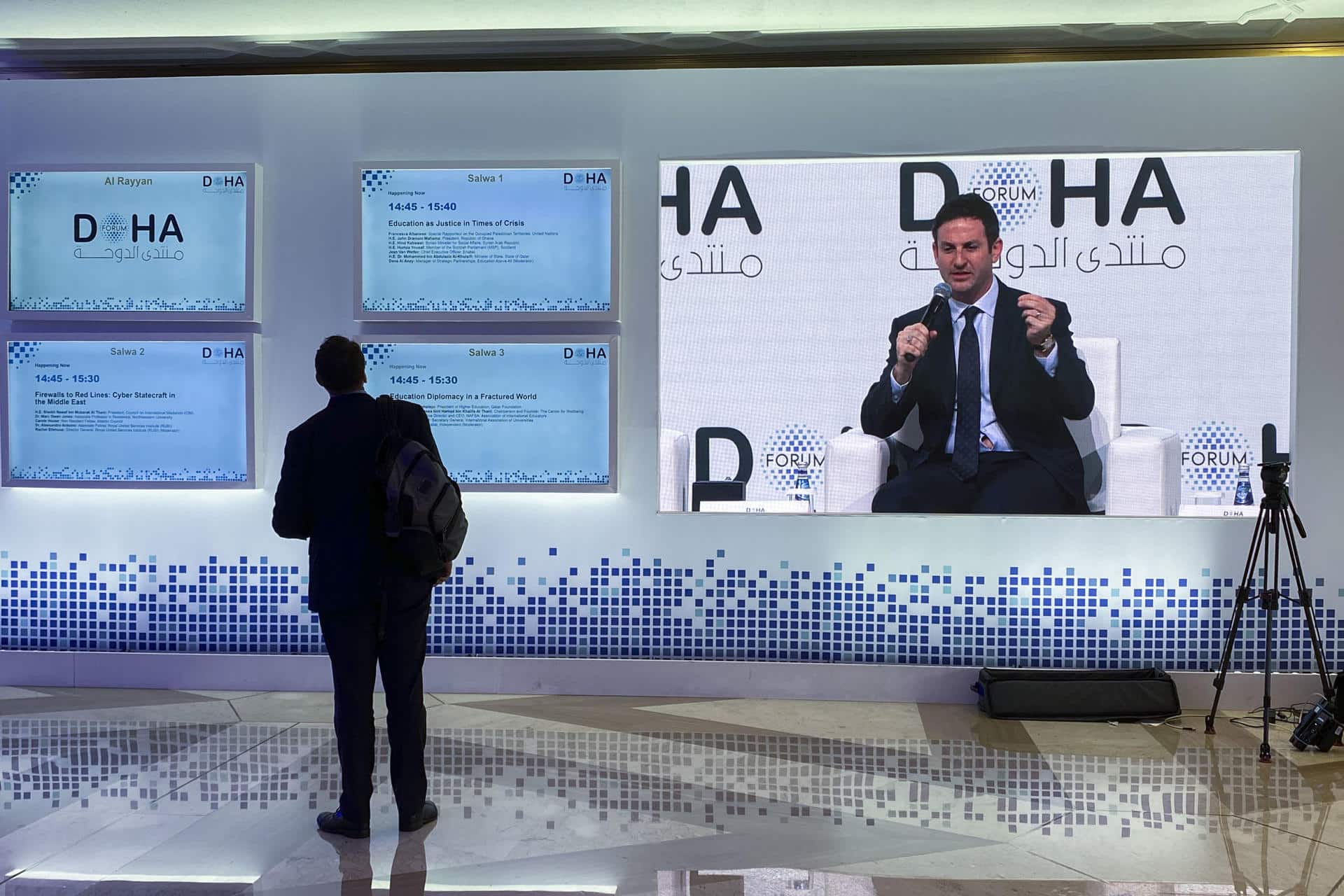 Un hombre mira la programación del Foro de Doha en las pantallas del vestíbulo, duarnte el Foro de Doha.
EFE/I. Jiménez