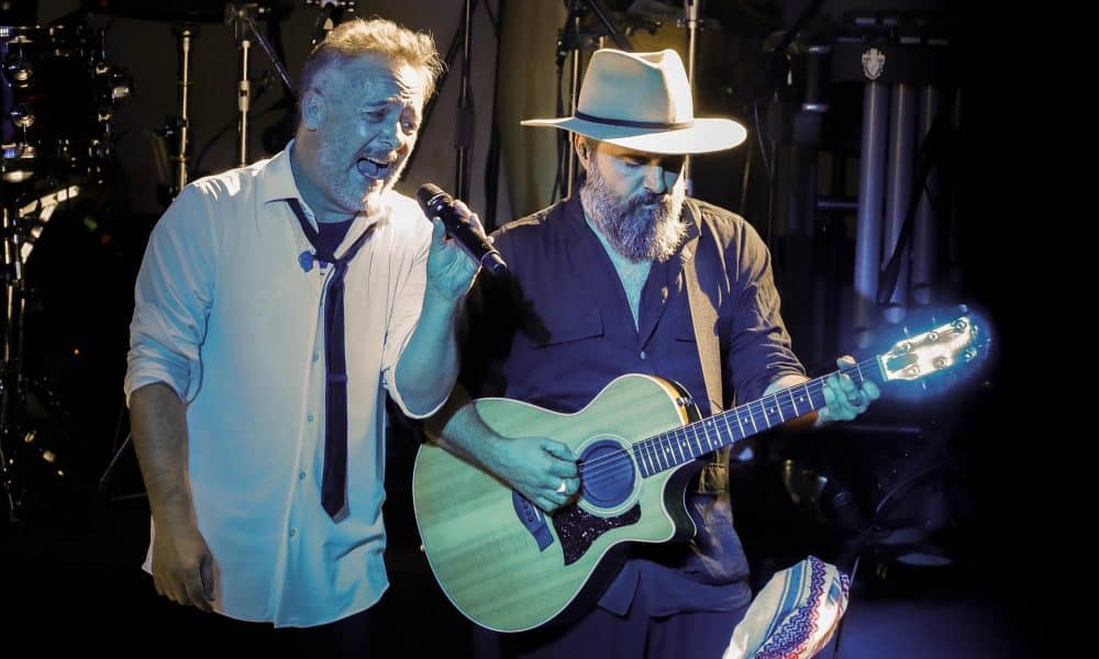 Los integrantes de la banda española Love of Lesbian Santi Balmes (i) y Julián Saldarriaga se presentan este miércoles, en el centro de eventos The Bonfire en Bogotá (Colombia). EFE/ Carlos Ortega