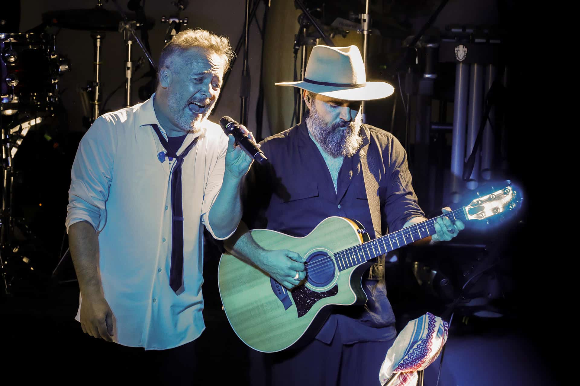 Los integrantes de la banda española Love of Lesbian Santi Balmes (i) y Julián Saldarriaga se presentan este miércoles, en el centro de eventos The Bonfire en Bogotá (Colombia). EFE/ Carlos Ortega