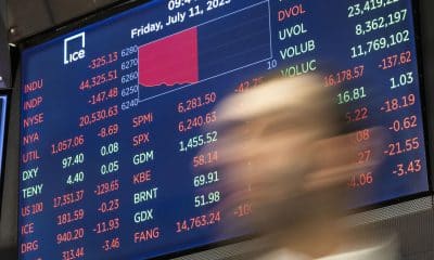 Foto de archivo que muestra a una persona caminando frente a una pantalla que muestra el promedio industrial Dow Jones durante la campana de apertura en el parqué de la Bolsa de Valores de Nueva York, en Nueva York, Estados Unidos. EFE/EPA/JUSTIN LANE