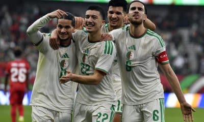 El argelino Ibrahim Maza (C) celebra con sus compañeros el 0-3 ante Guinea Ecuatorial en la Copa del África. EFE/EPA/JALAL MORCHIDI