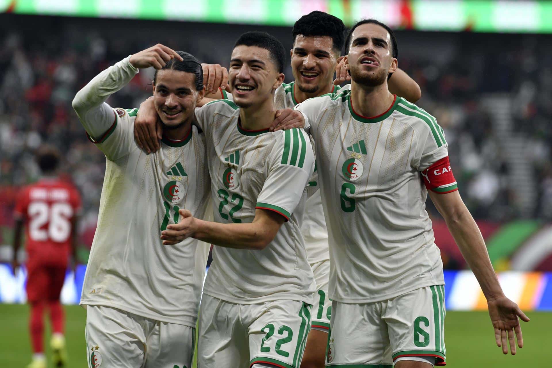 El argelino Ibrahim Maza (C) celebra con sus compañeros el 0-3 ante Guinea Ecuatorial en la Copa del África. EFE/EPA/JALAL MORCHIDI