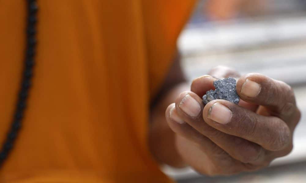 Un monje tailandés sostiene un trozo de metralla tras los enfrentamientos fronterizos entre Tailandia y Camboya. 
EFE/EPA/RUNGROJ YONGRIT