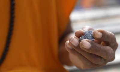 Un monje tailandés sostiene un trozo de metralla tras los enfrentamientos fronterizos entre Tailandia y Camboya. 
EFE/EPA/RUNGROJ YONGRIT