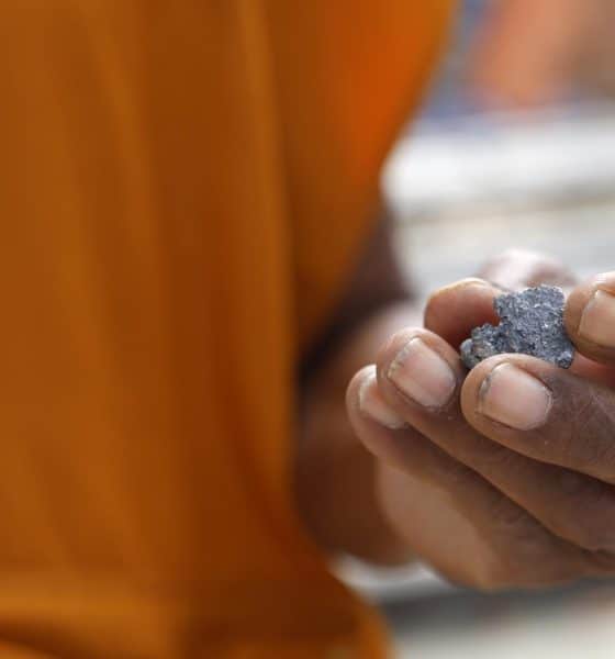 Un monje tailandés sostiene un trozo de metralla tras los enfrentamientos fronterizos entre Tailandia y Camboya. 
EFE/EPA/RUNGROJ YONGRIT