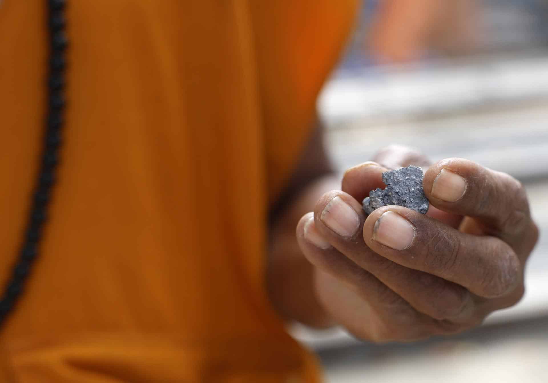 Un monje tailandés sostiene un trozo de metralla tras los enfrentamientos fronterizos entre Tailandia y Camboya. 
EFE/EPA/RUNGROJ YONGRIT