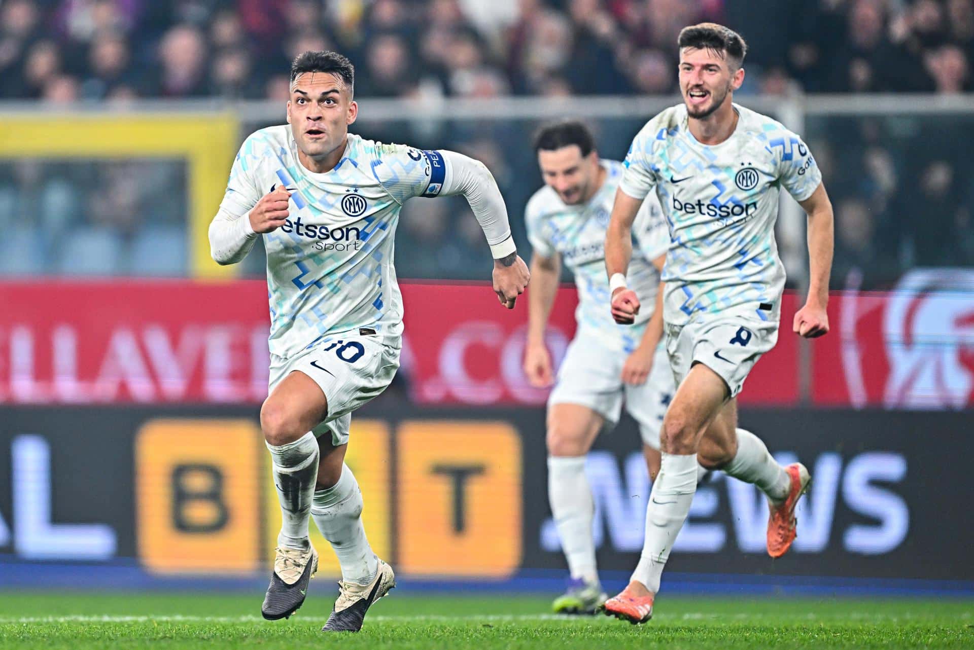 El delantero argentino Lautaro Martinez (I) celebra el 0-2 durante el partido de la Serie A que han jugado Genoa Cfc y Fc Internazionale en Génova, Italia. EFE/EPA/Stringer