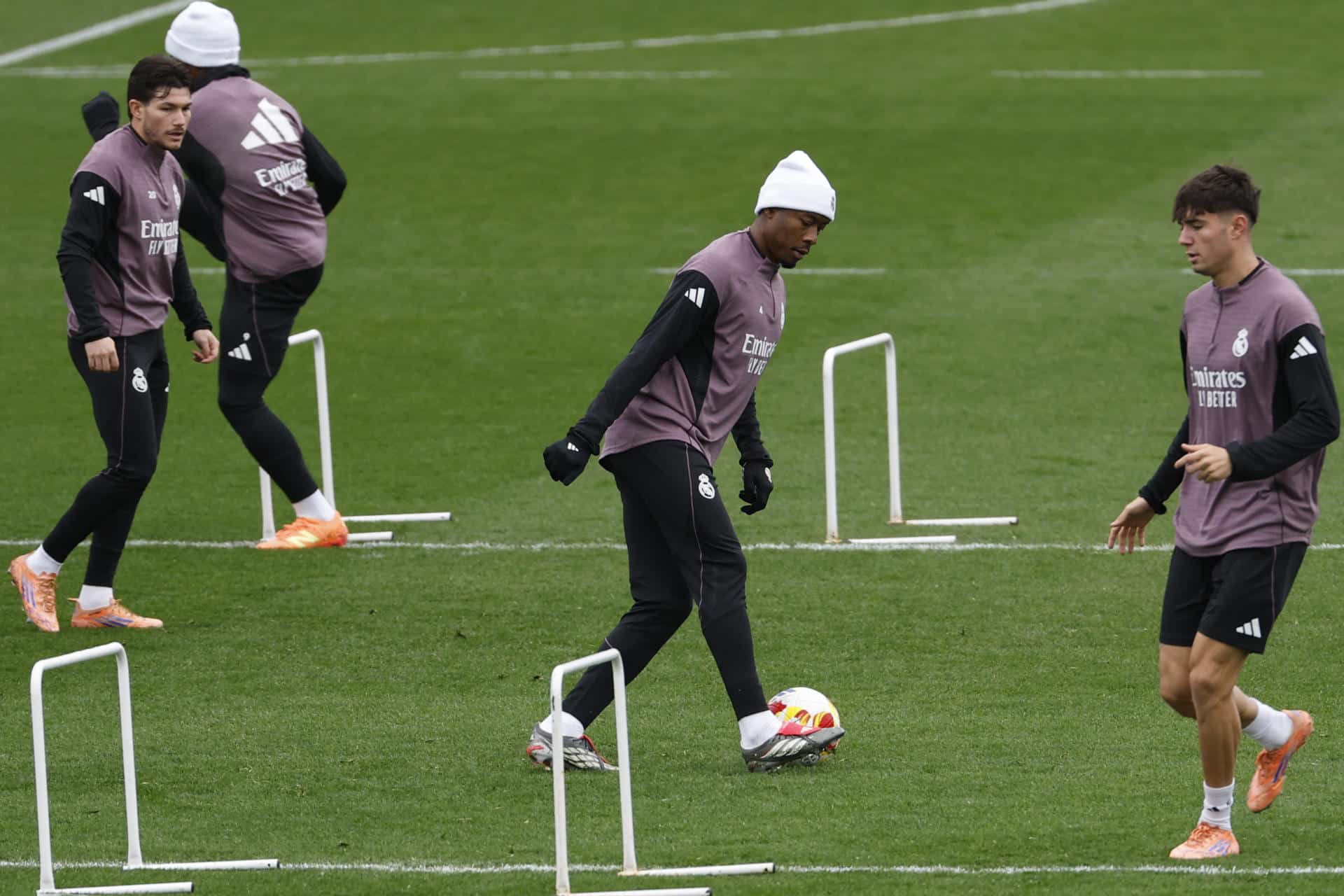 El defensa del Real Madrid, David Alaba (c) durante el entrenamiento del equipo en Valdebebas, Madrid, antes de su enfrentamiento copero contra el Talavera CF. EFE/Chema Moya