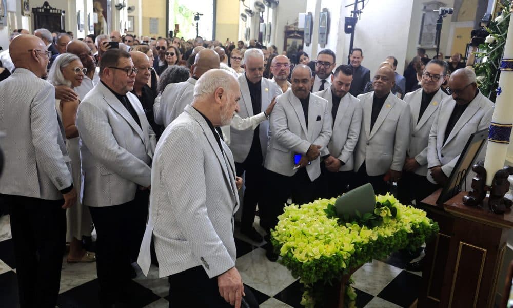 Integrantes de El Gran Combo de Puerto Rico asisten a la misa de despedida del músico Rafael Ithier este lunes, en la Catedral de San Juan (Puerto Rico). EFE/ Thais Llorca
