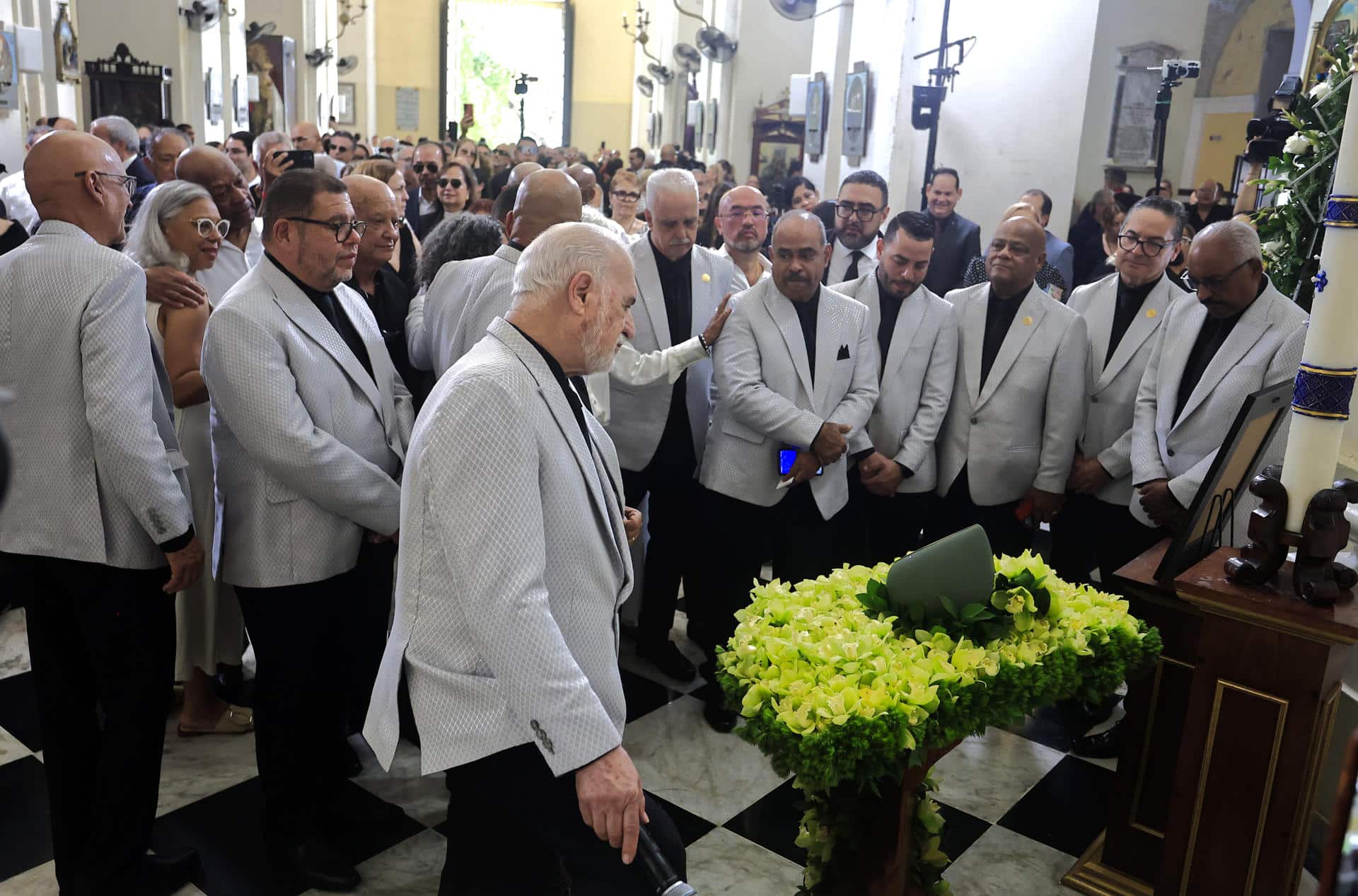 Integrantes de El Gran Combo de Puerto Rico asisten a la misa de despedida del músico Rafael Ithier este lunes, en la Catedral de San Juan (Puerto Rico). EFE/ Thais Llorca