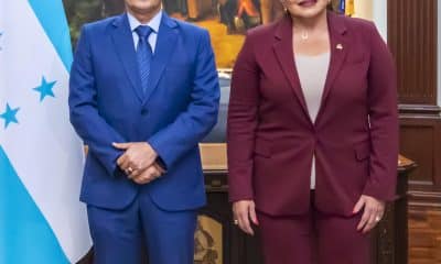 Fotografía cedida por la Casa Presidencial de Honduras, que muestra a la mandataria, Xiomara Castro (d), posando junto al nuevo ministro de Defensa, el general retirado Roosevelt Hernández este viernes, en Tegucigalpa (Honduras). EFE/ Casa Presidencial