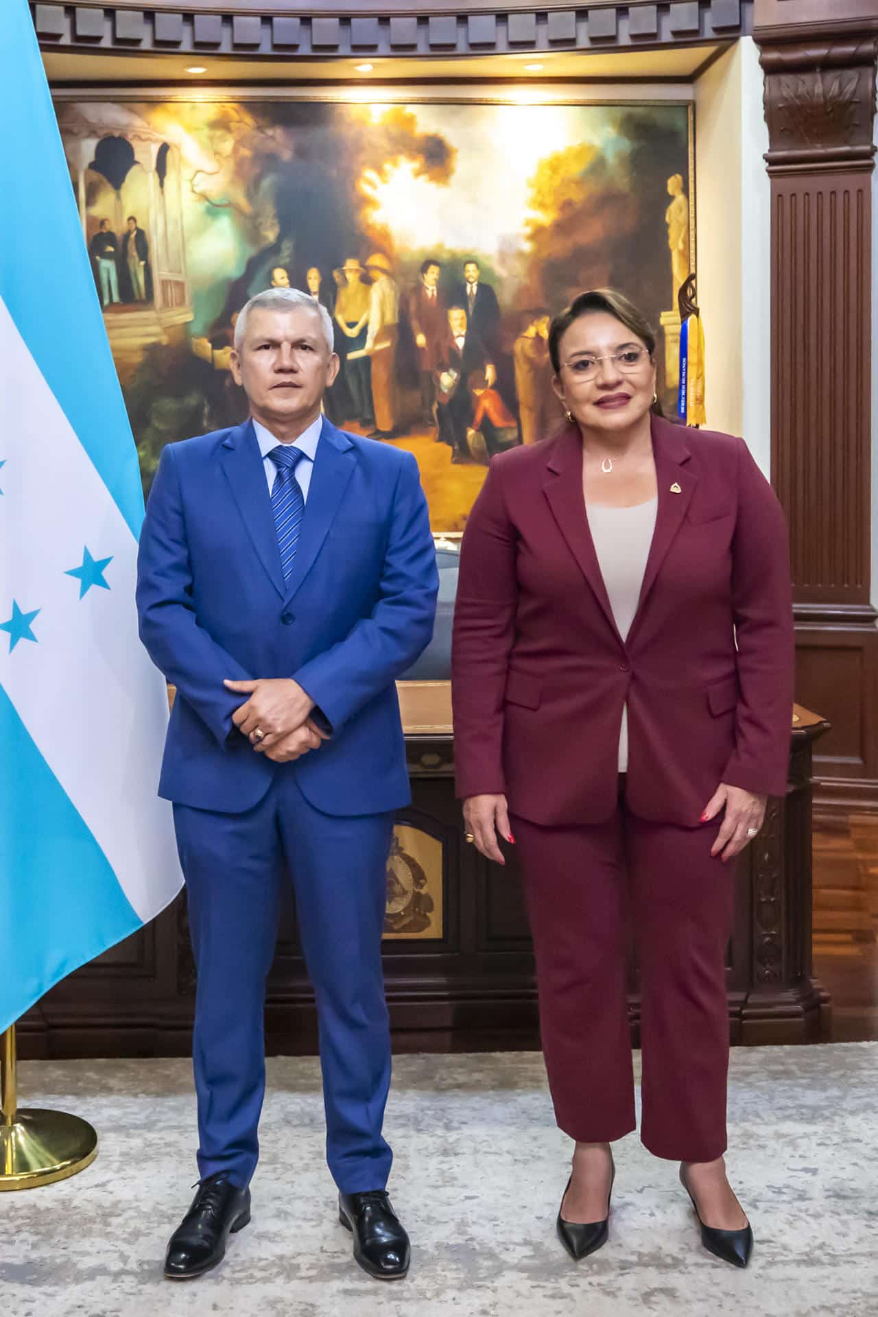 Fotografía cedida por la Casa Presidencial de Honduras, que muestra a la mandataria, Xiomara Castro (d), posando junto al nuevo ministro de Defensa, el general retirado Roosevelt Hernández este viernes, en Tegucigalpa (Honduras). EFE/ Casa Presidencial