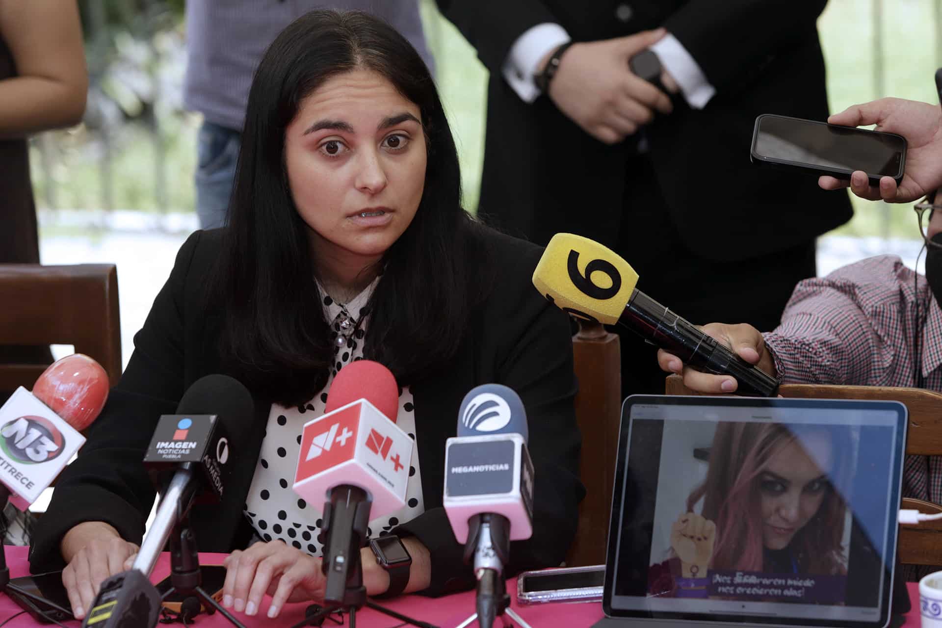 Helena Monzón, hermana de la activista asesinada Cecilia Monzón, habla durante una rueda de prensa en Puebla (México). Imagen de archivo. EFE/Hilda Ríos