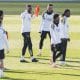 Los jugadores del Real Madrid durante un entrenamiento del conjunto blanco en la Ciudad Deportiva de Valdebebas, este martes. EFE/Sergio Pérez
