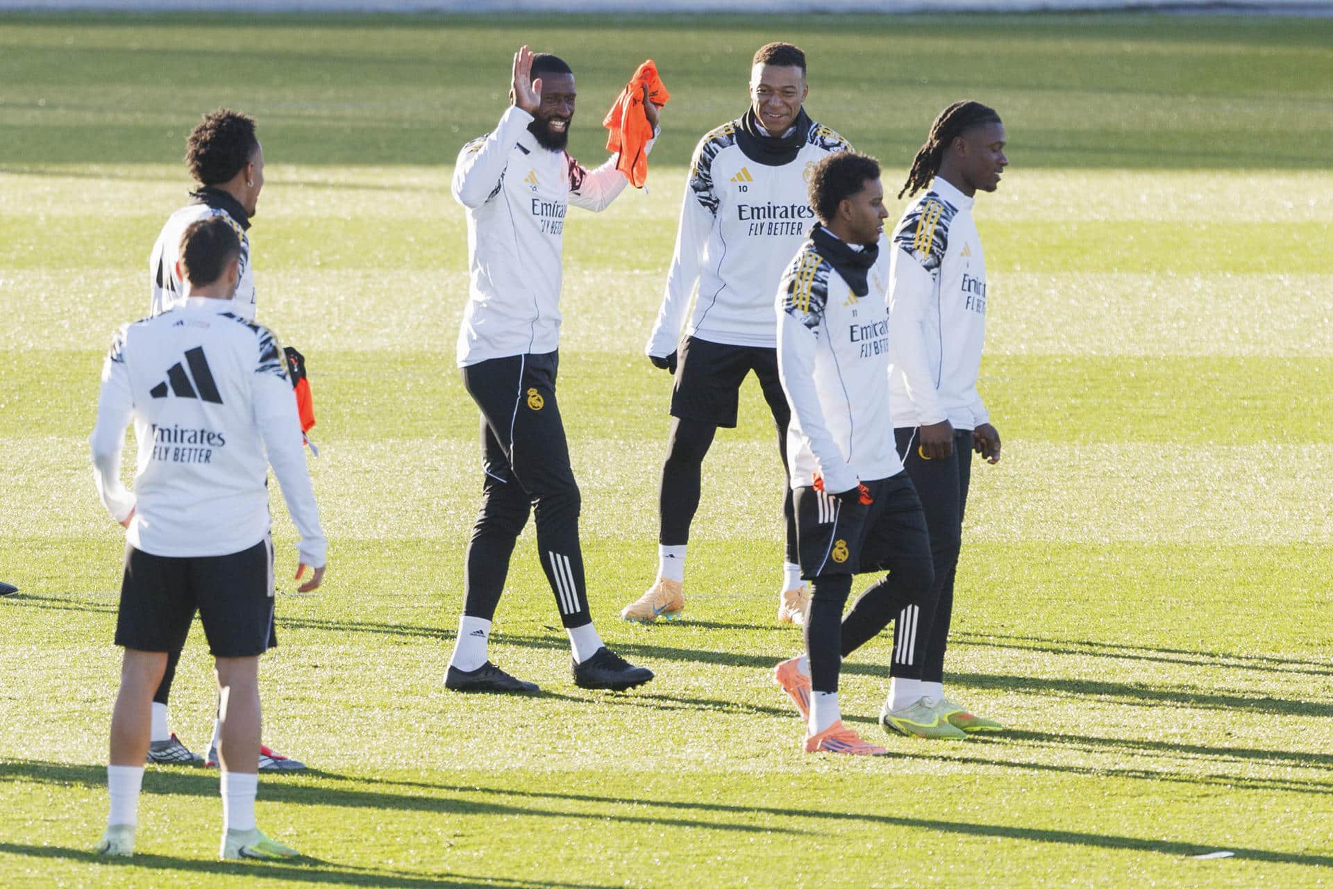 Los jugadores del Real Madrid durante un entrenamiento del conjunto blanco en la Ciudad Deportiva de Valdebebas, este martes. EFE/Sergio Pérez
