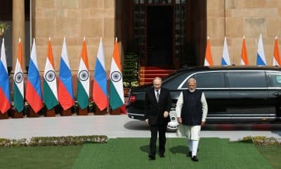 NEW DELHI (India), 05/12/2025.- Russian President Vladimir Putin (L) and Indian Prime Minister Narendra Modi arrive to attend a meeting at Hyderabad House in New Delhi, India, 05 December 2025. The Russian president is on a two-day state visit to India. (Rusia, Nueva Delhi) EFE/EPA/MIKHAIL TERESHCHENKO / SPUTNIK / KREMLIN POOL MANDATORY CREDIT