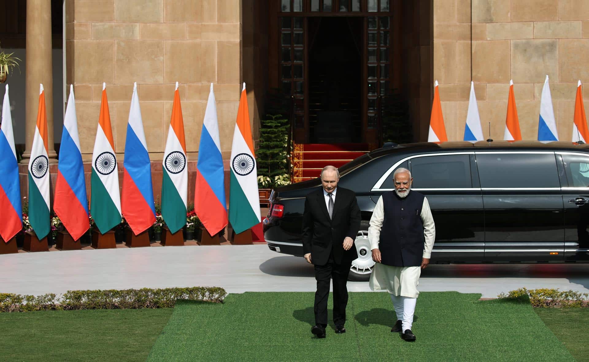 NEW DELHI (India), 05/12/2025.- Russian President Vladimir Putin (L) and Indian Prime Minister Narendra Modi arrive to attend a meeting at Hyderabad House in New Delhi, India, 05 December 2025. The Russian president is on a two-day state visit to India. (Rusia, Nueva Delhi) EFE/EPA/MIKHAIL TERESHCHENKO / SPUTNIK / KREMLIN POOL MANDATORY CREDIT