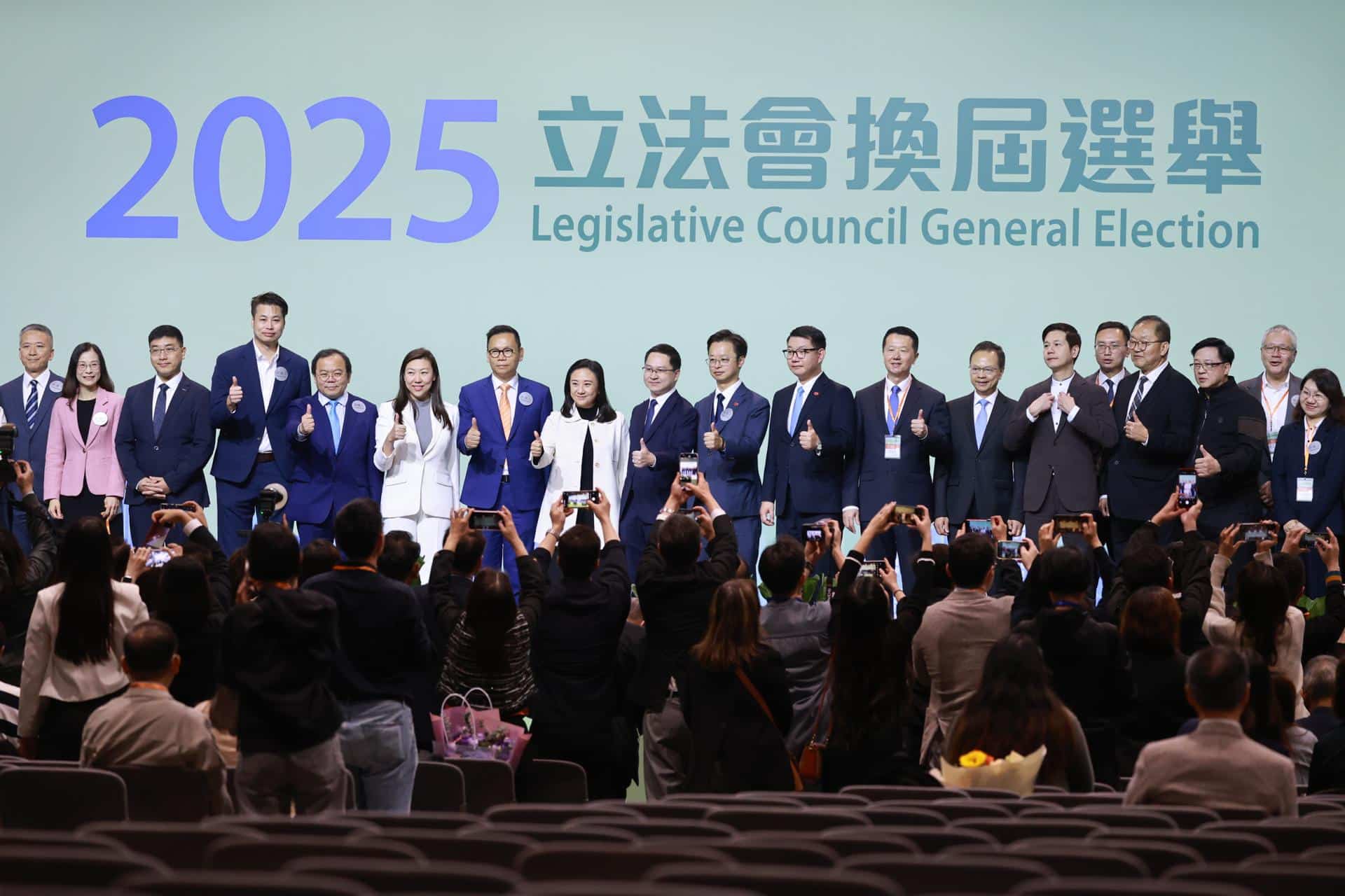 HONG KONG (China), 07/12/2025.- Candidates of the Election Committee Constituency stand at the stage waiting for results following the Legislative Council General Election of the 07 of December, in Hong Kong, China, 08 December 2025. Hong Kong's 'patriots-only' Legislative Council election is held as the city mourns the deadly Wang Fuk Court fire in Tai Po, with public calls for accountability amid lingering questions about the tragedy. (Elecciones) EFE/EPA/MAY JAMES