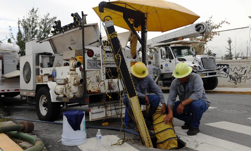 Personas trabajan en la reparación de la instalación eléctrica en San Francisco, California. Imagen de archivo. EFE/Thais Llorca