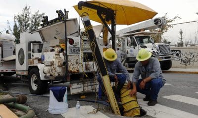 Personas trabajan en la reparación de la instalación eléctrica en San Francisco, California. Imagen de archivo. EFE/Thais Llorca