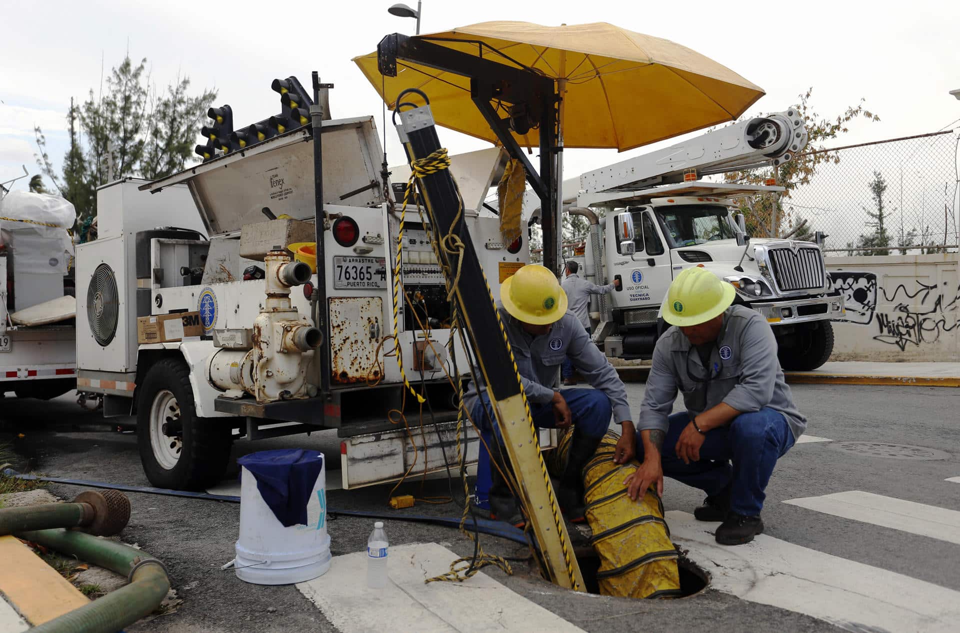 Personas trabajan en la reparación de la instalación eléctrica en San Francisco, California. Imagen de archivo. EFE/Thais Llorca