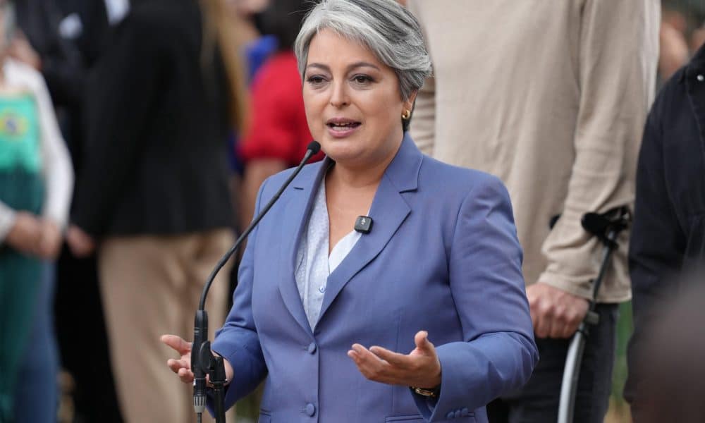 La candidata a la Presidencia de Chile por el partido Unidad por Chile, Jeannette Jara, habla en una rueda de prensa este domingo, durante la segunda vuelta presidencial en Chile en Santiago de Chile (Chile). EFE/ Adriana Thomasa