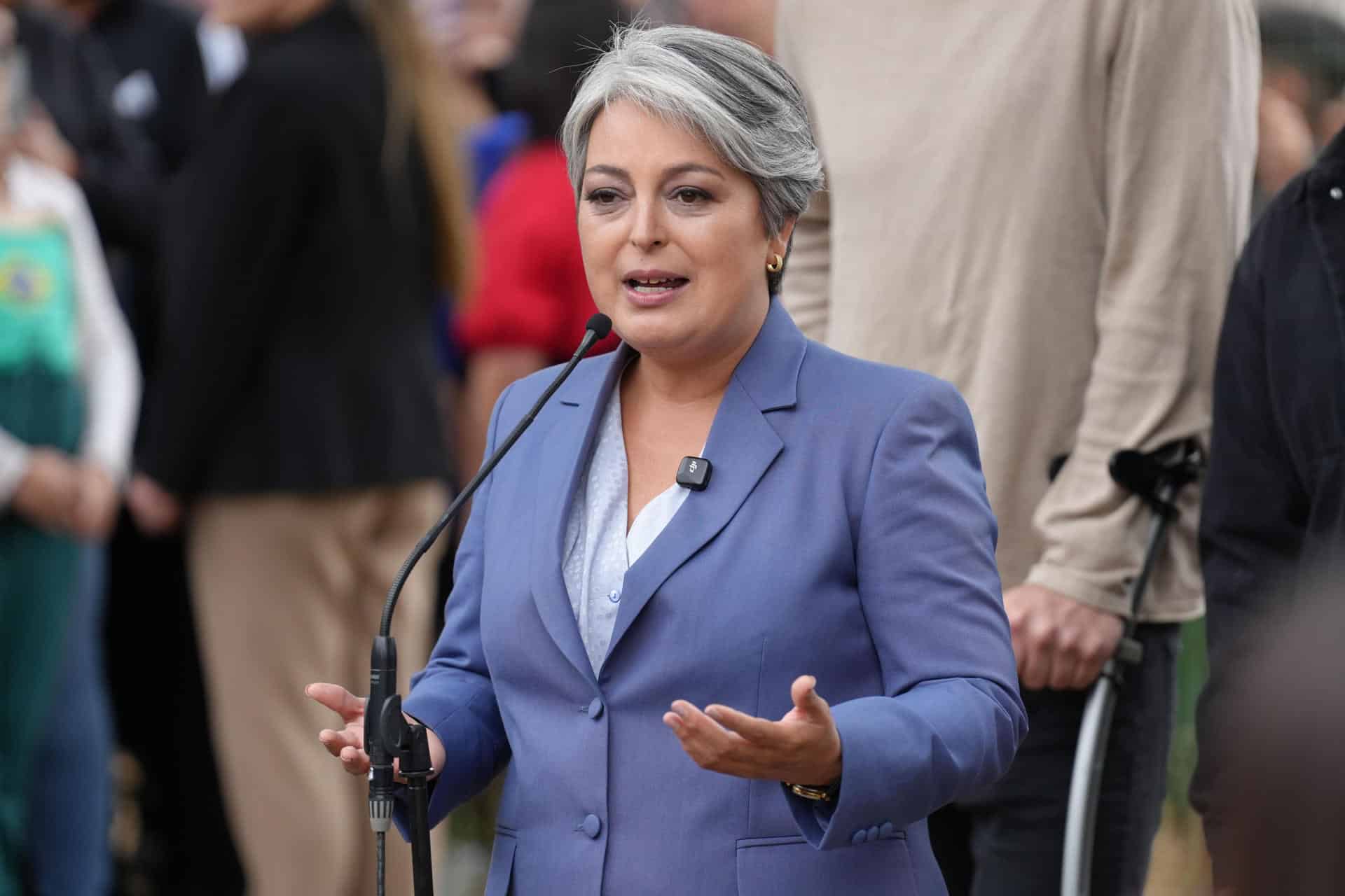 La candidata a la Presidencia de Chile por el partido Unidad por Chile, Jeannette Jara, habla en una rueda de prensa este domingo, durante la segunda vuelta presidencial en Chile en Santiago de Chile (Chile). EFE/ Adriana Thomasa