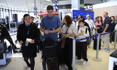 Personas hacen fila mientras esperan para abordar durante la inauguración de la ruta a Los Cabos de la aerolínea Copa Airlines en el Aeropuerto Internacional de Tocumen este jueves, en Ciudad de Panamá (Panamá). EFE/ Bienvenido Velasco