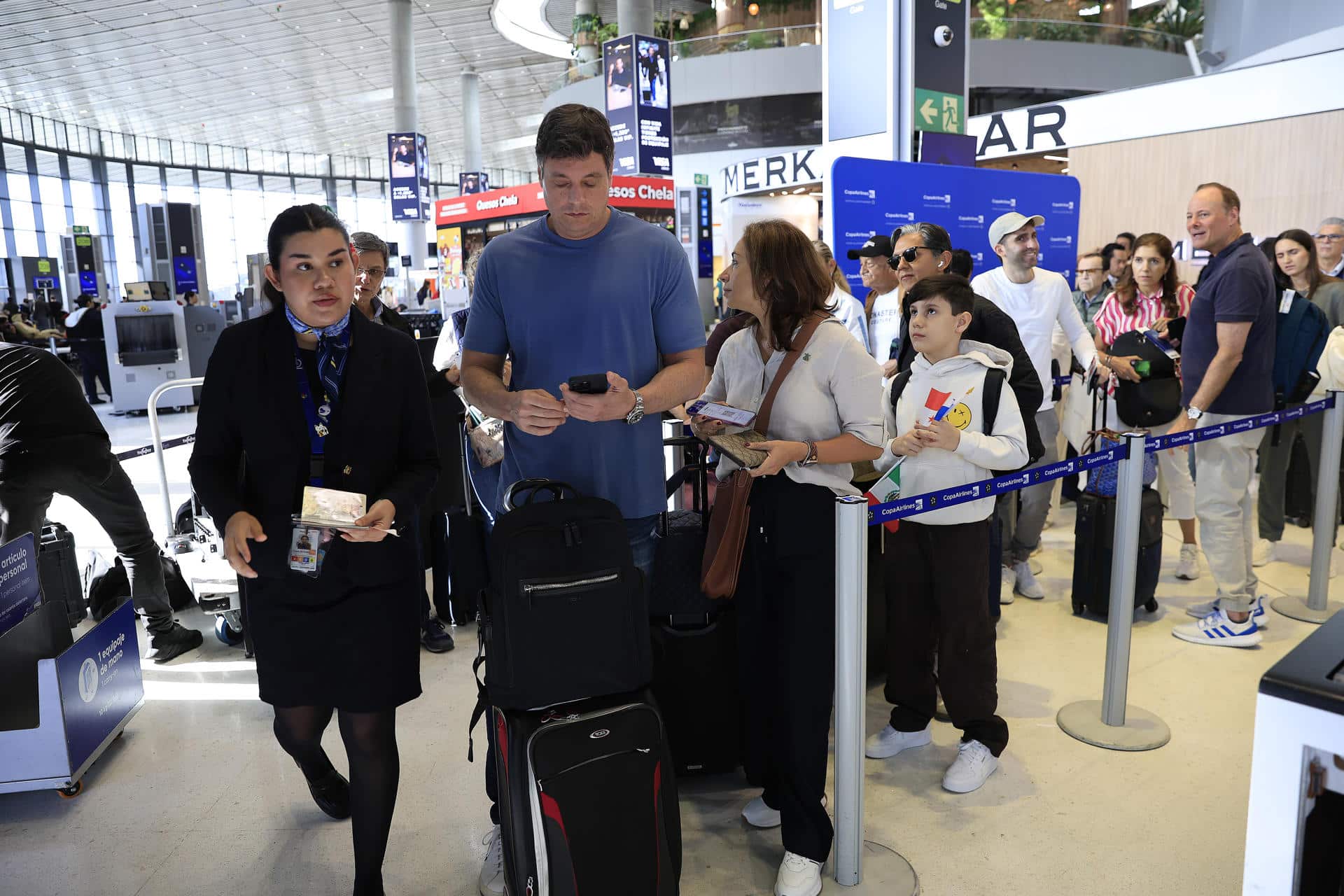 Personas hacen fila mientras esperan para abordar durante la inauguración de la ruta a Los Cabos de la aerolínea Copa Airlines en el Aeropuerto Internacional de Tocumen este jueves, en Ciudad de Panamá (Panamá). EFE/ Bienvenido Velasco