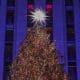 Personas dentro del edificio observan el árbol de Navidad del Rockefeller Center después de encenderse durante la ceremonia de iluminación en Nueva York, EE.UU., el 3 de diciembre de 2025. EFE/EPA/SARAH YENESEL