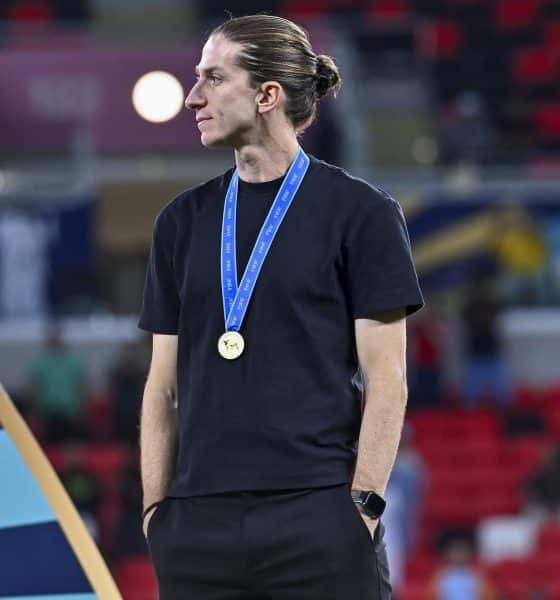 Fotografía tomada en Catar el 13 de diciembre pasado al entrenador de Flamengo, Filipe Luis, quien este lunes ha encabezado una votación promovida por el diario uruguayo El País junto a los argentinos Gustavo Costas y Gustavo Alfaro para proclamar el último día de 2025 al mejor entrenador de América. EFE/EPA/NOUSHAD THEKKAYIL