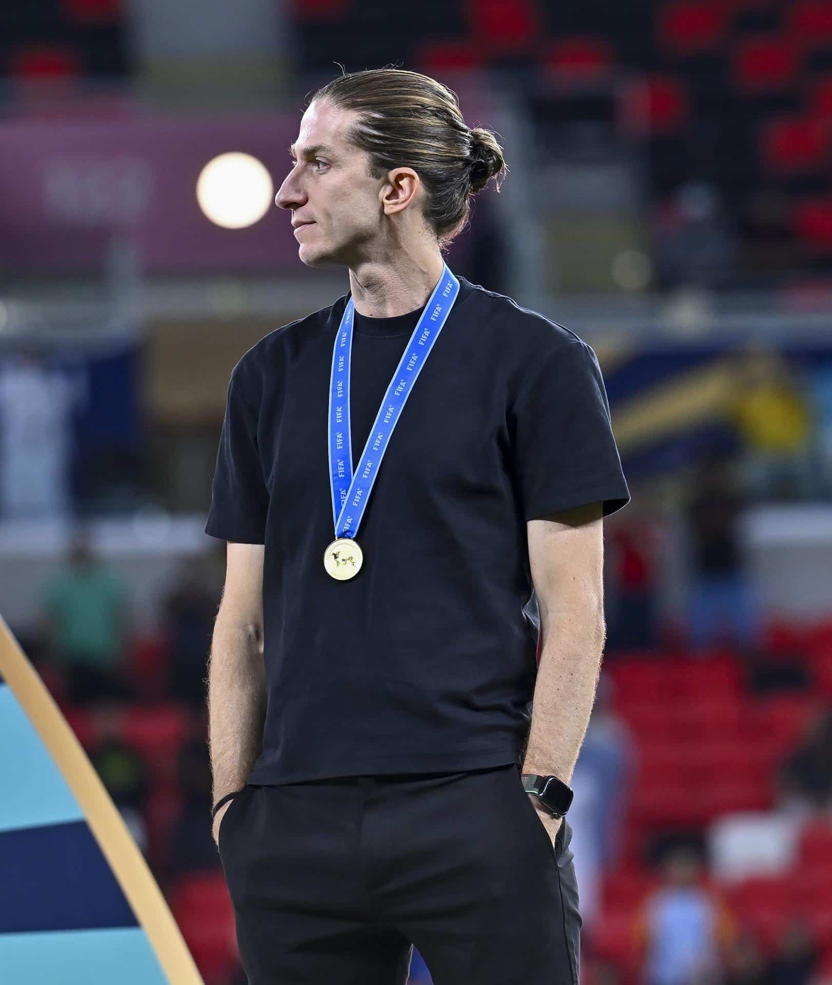 Fotografía tomada en Catar el 13 de diciembre pasado al entrenador de Flamengo, Filipe Luis, quien este lunes ha encabezado una votación promovida por el diario uruguayo El País junto a los argentinos Gustavo Costas y Gustavo Alfaro para proclamar el último día de 2025 al mejor entrenador de América. EFE/EPA/NOUSHAD THEKKAYIL