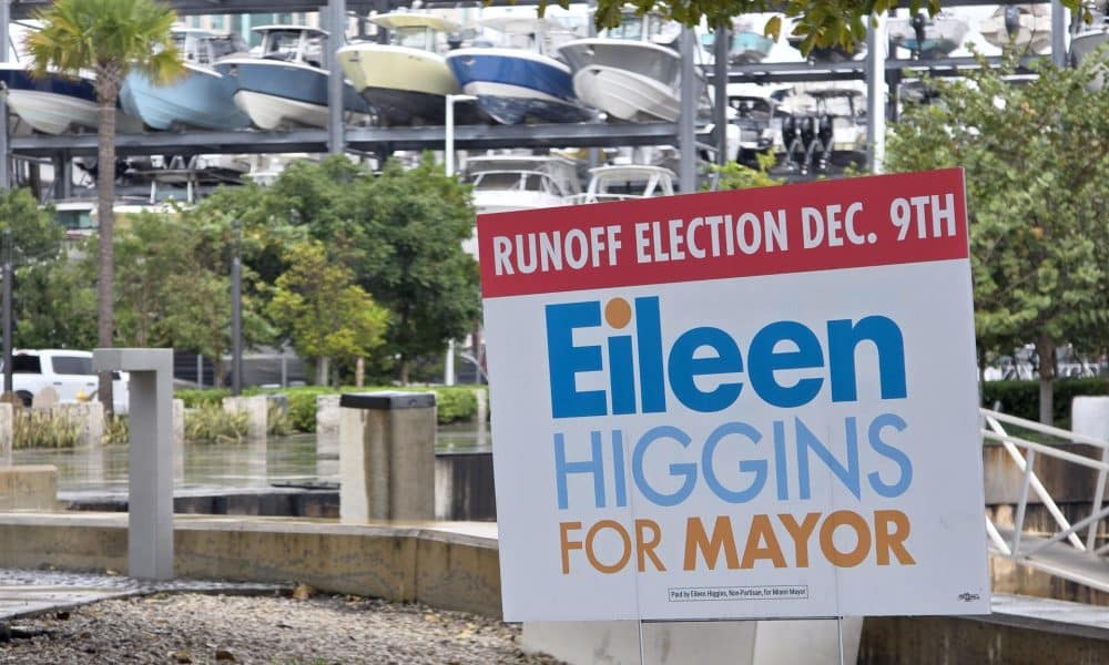 Fotografía que muestra un cartel de la candidata demócrata a la Alcaldía de Miami, Eileen Higgins este martes, afuera del ayuntamiento de Miami, Florida, (EEE.UU.). EFE/ Alberto Boal