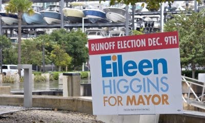 Fotografía que muestra un cartel de la candidata demócrata a la Alcaldía de Miami, Eileen Higgins este martes, afuera del ayuntamiento de Miami, Florida, (EEE.UU.). EFE/ Alberto Boal