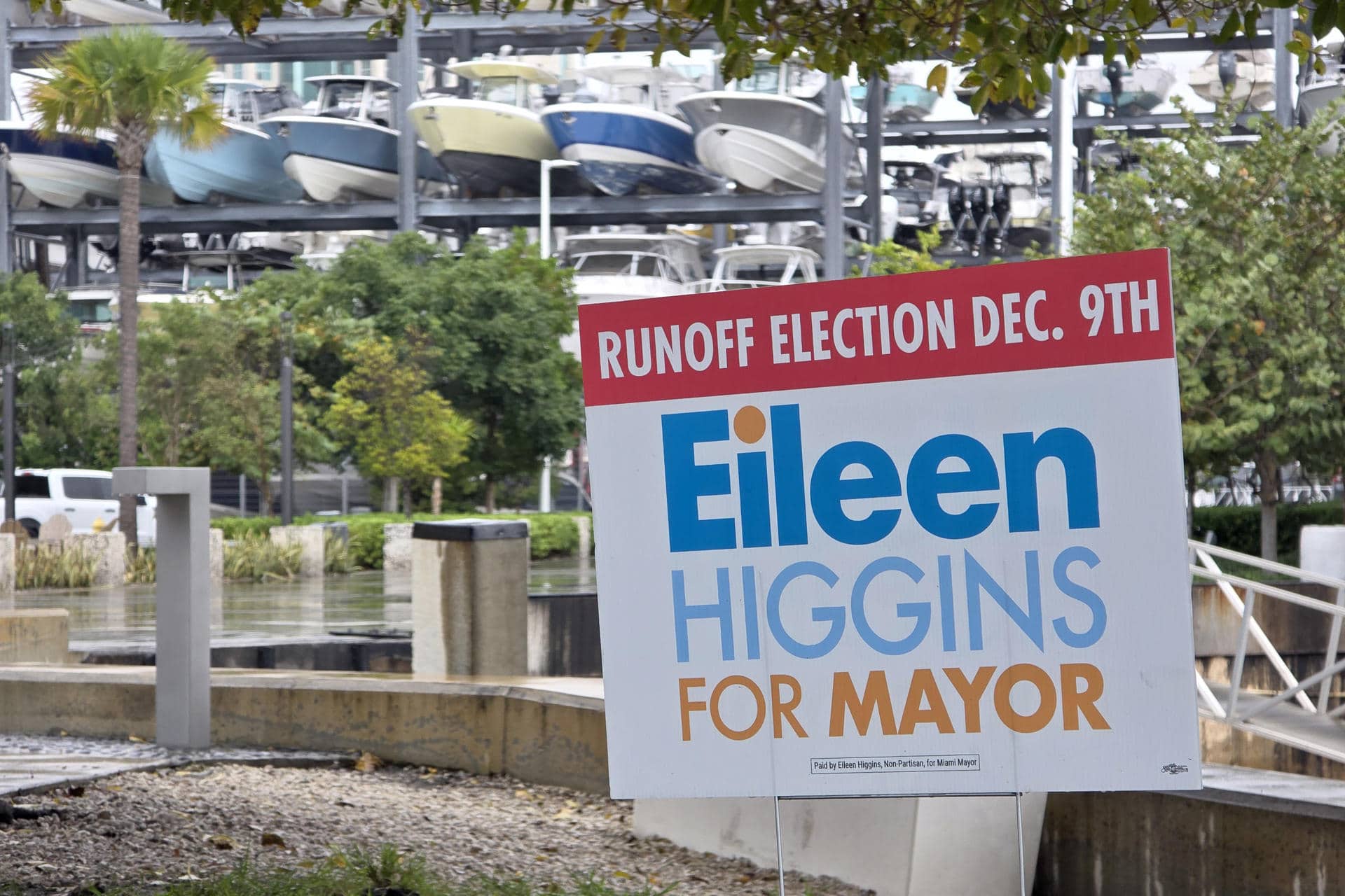 Fotografía que muestra un cartel de la candidata demócrata a la Alcaldía de Miami, Eileen Higgins este martes, afuera del ayuntamiento de Miami, Florida, (EEE.UU.). EFE/ Alberto Boal