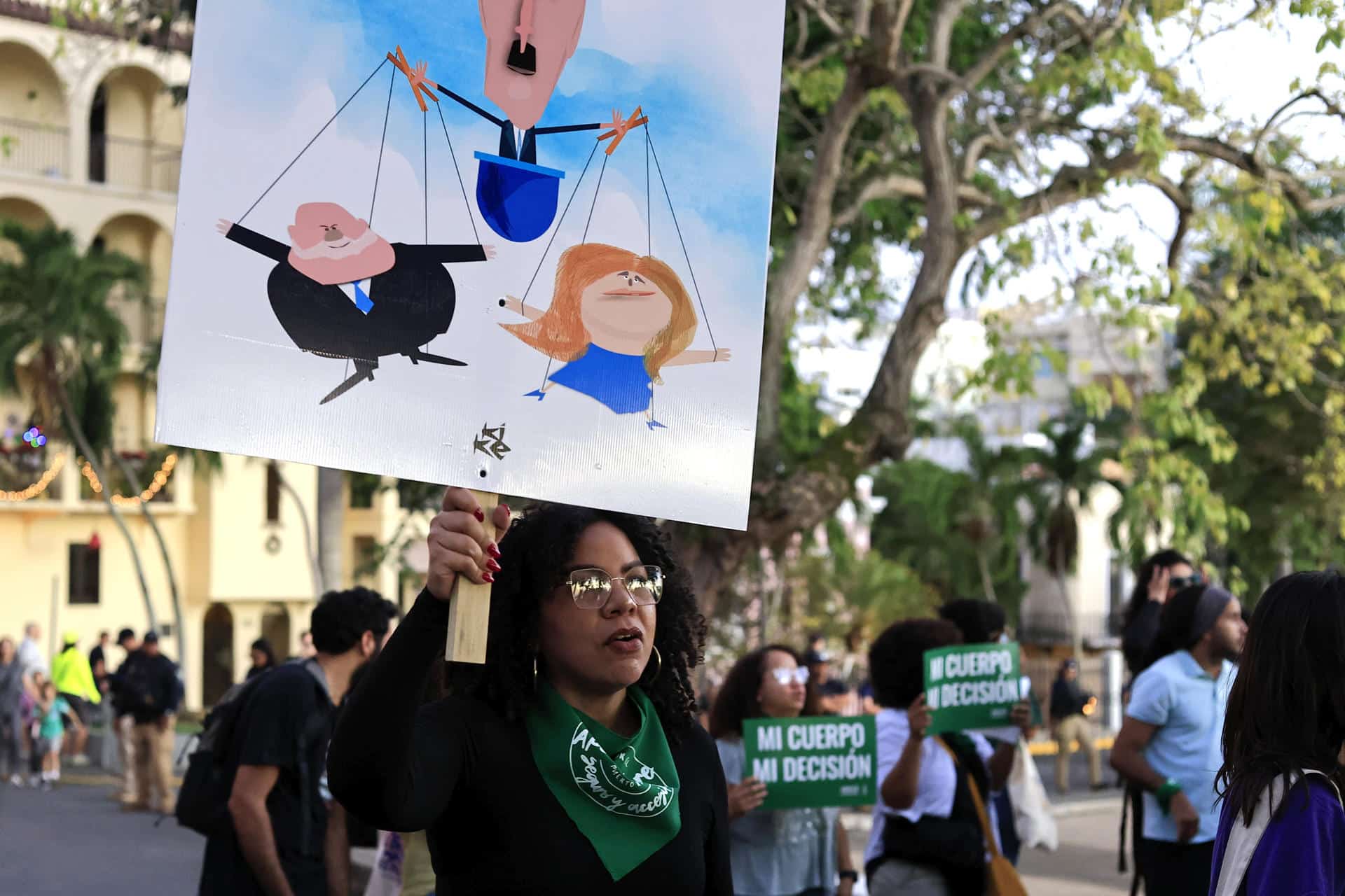 Una mujer sostiene un cartel durante una manifestación este 22 de diciembre de 2025, en San Juan (Puerto Rico). EFE/ Thais Llorca