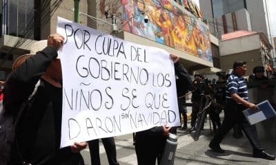 Comerciantes muestran un cartel durante una protesta en contra del levantamiento de la subvención a los combustibles este 19 de diciembre de 2025, en La Paz (Bolivia). EFE/ Luis Gandarillas