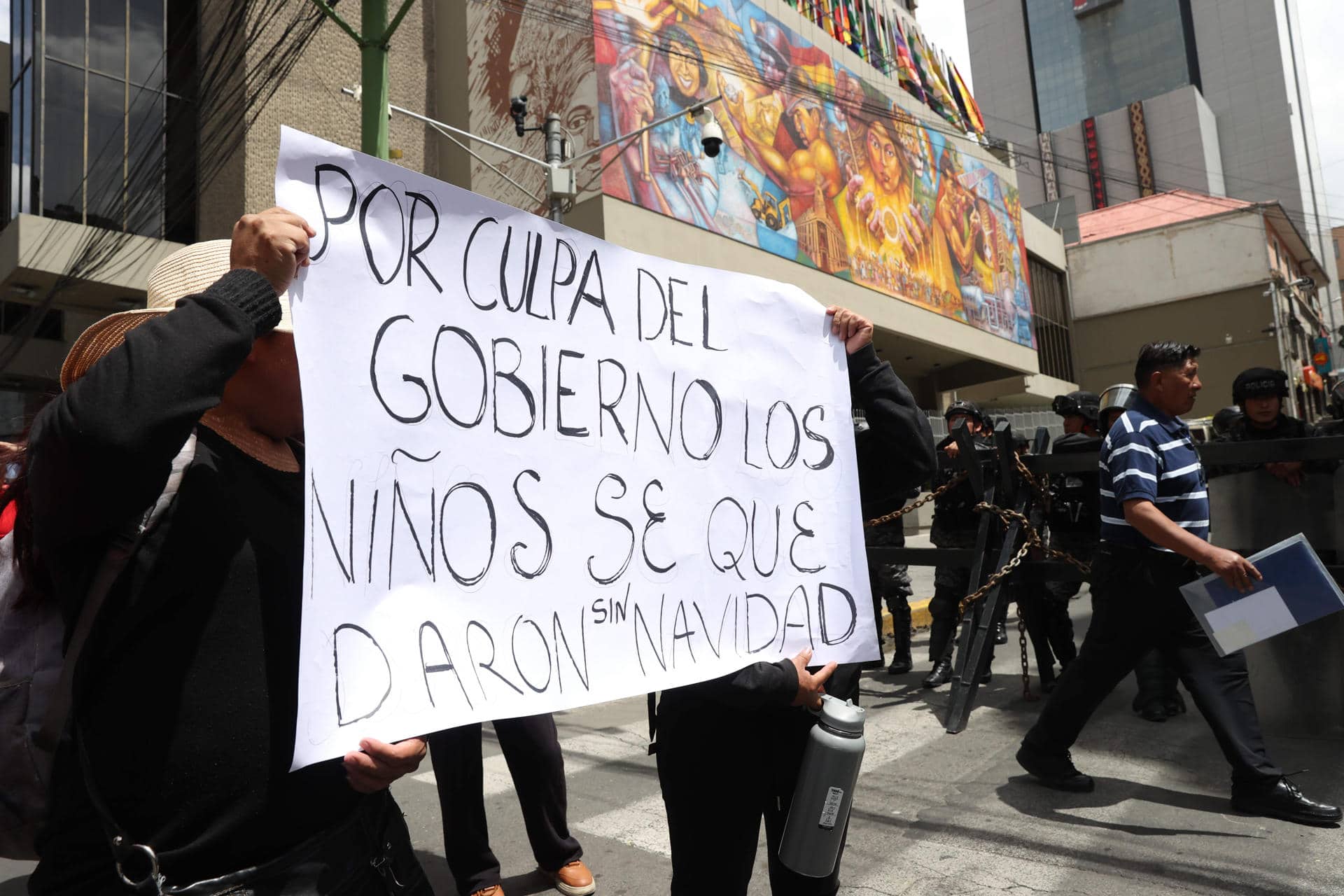 Comerciantes muestran un cartel durante una protesta en contra del levantamiento de la subvención a los combustibles este 19 de diciembre de 2025, en La Paz (Bolivia). EFE/ Luis Gandarillas