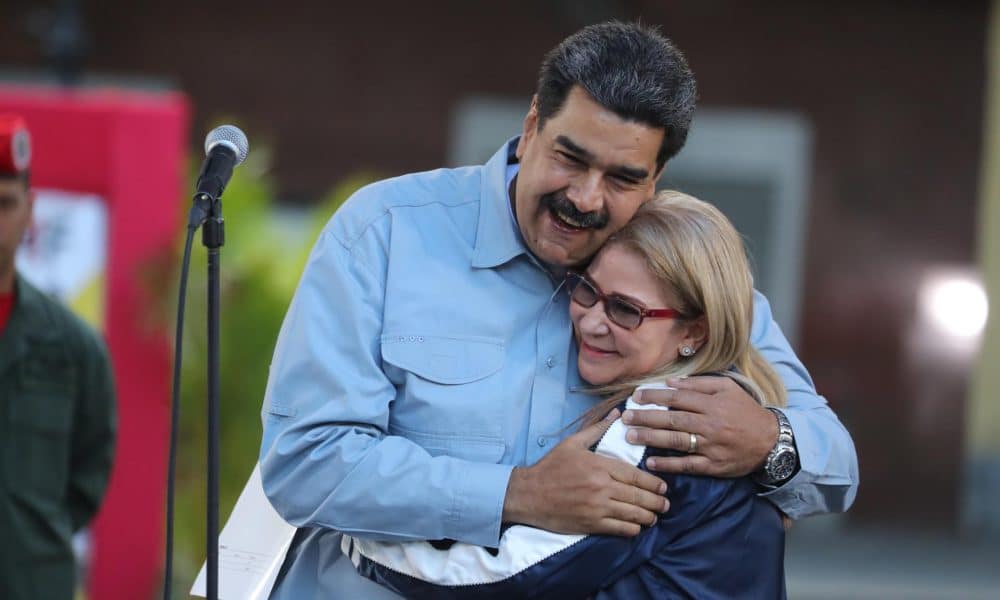 El presidente de Venezuela, Nicolás Maduro (i), abraza a su esposa, Cilia Flores (d). Imagen de archivo. EFE/ Miguel Gutiérrez