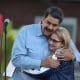 El presidente de Venezuela, Nicolás Maduro (i), abraza a su esposa, Cilia Flores (d). Imagen de archivo. EFE/ Miguel Gutiérrez