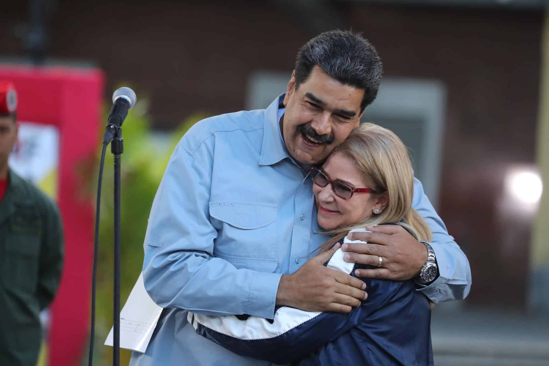 El presidente de Venezuela, Nicolás Maduro (i), abraza a su esposa, Cilia Flores (d). Imagen de archivo. EFE/ Miguel Gutiérrez